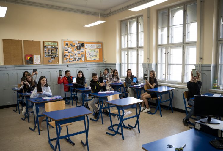 Donacija tableta Osnovnoj školi „Prvi srpski ustanak“ u Orašcu
