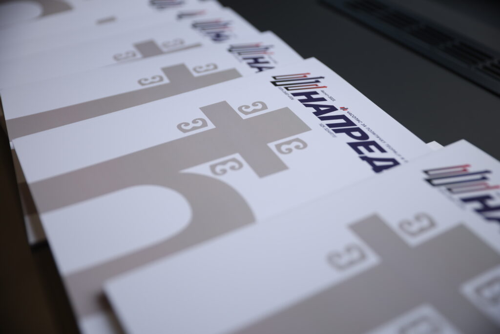 18E8B323 31F3 400F 9913 9D9FFF942F59